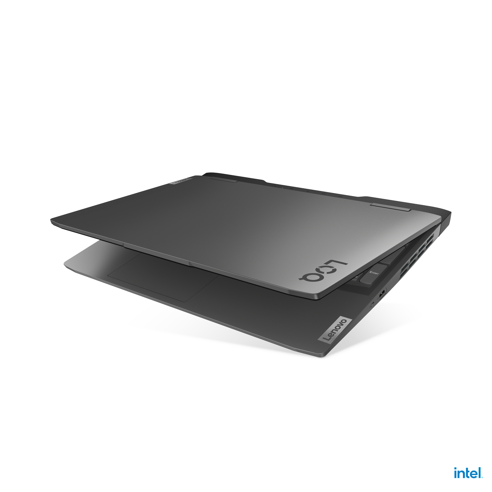 Ein Lenovo-Laptop, teilweise geöffnet, auf weißer Oberfläche.