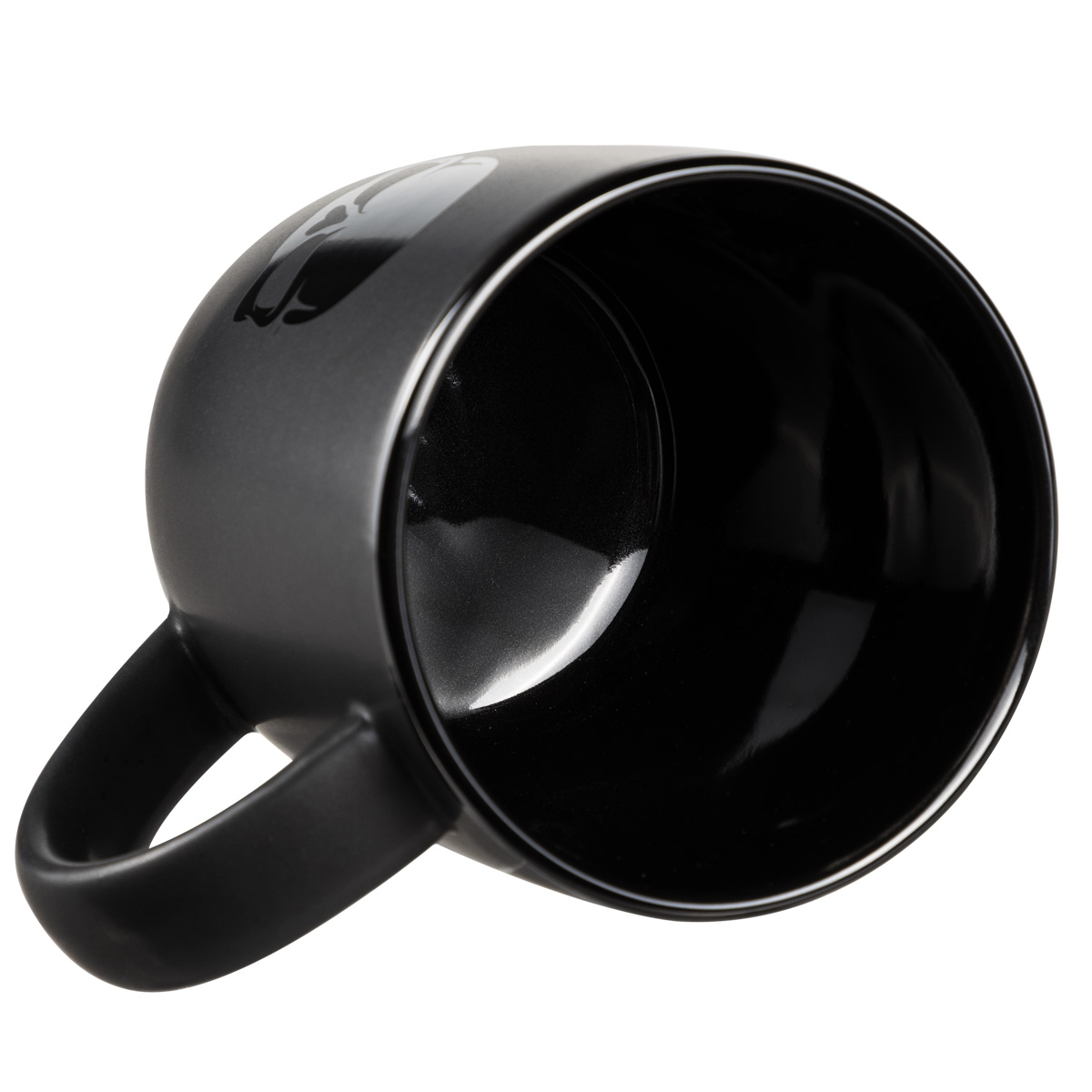 Schwarze Keramiktasse, geneigt, zeigt das Innere.