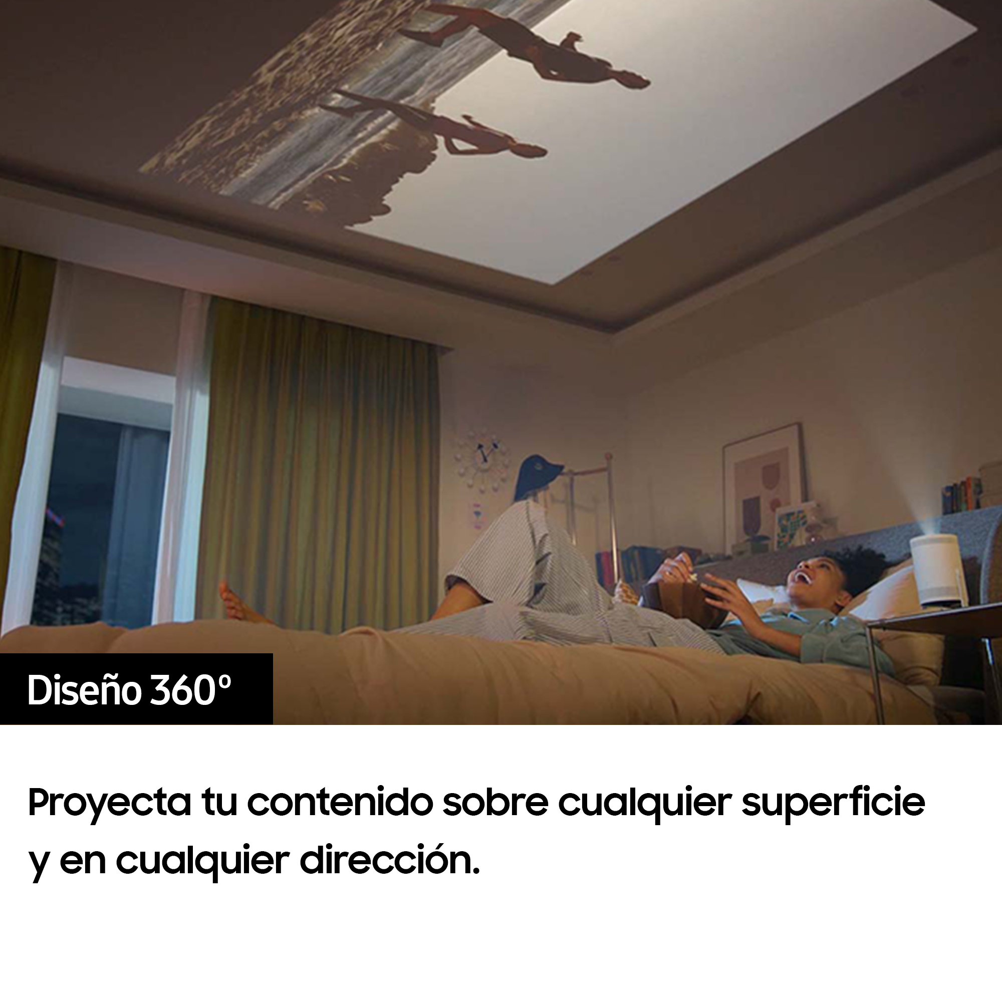 Personas viendo una imagen proyectada en un techo. La habitación está oscura, con un proyector y cama visibles.