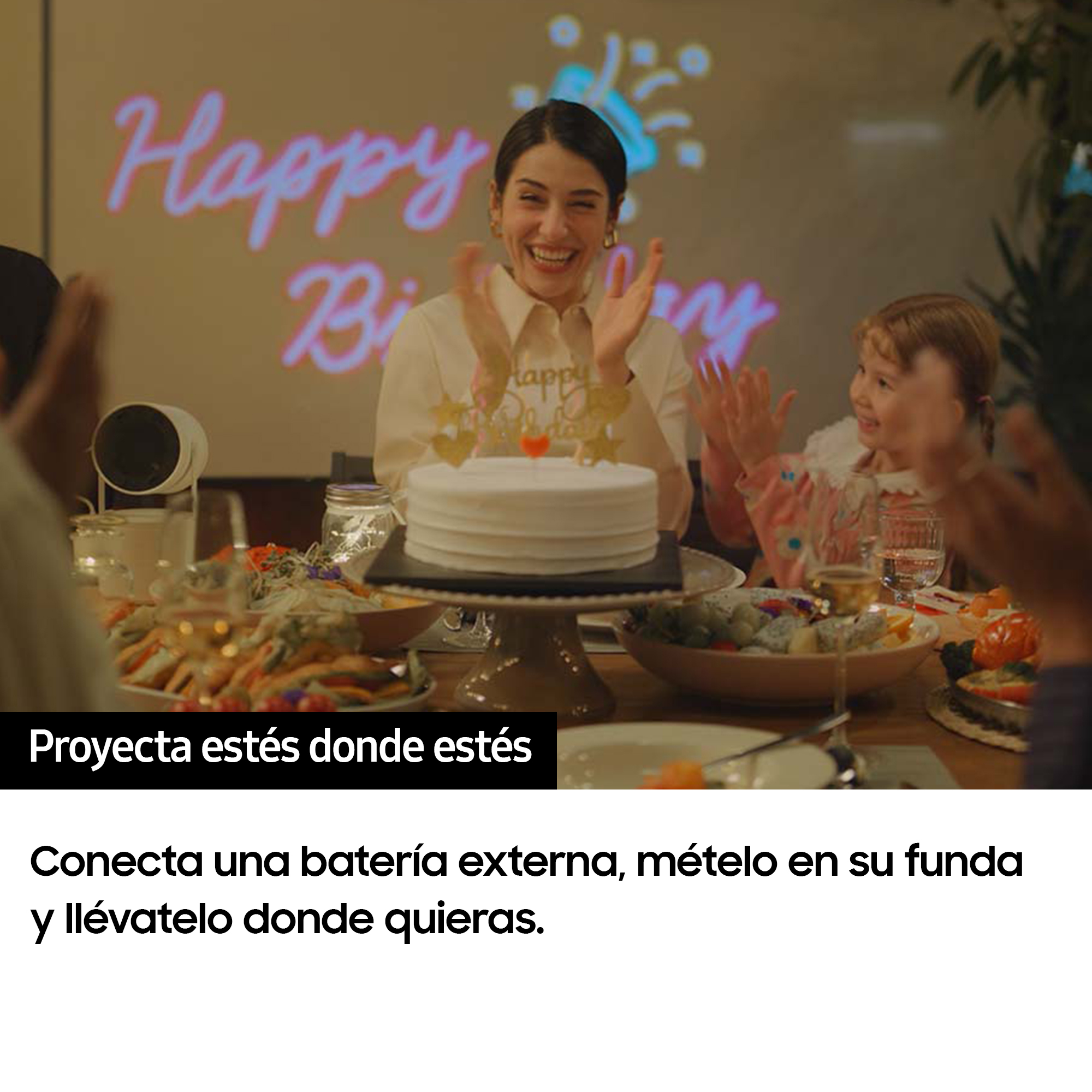 Una mujer sonríe en una fiesta de cumpleaños, con pastel y proyecciones.