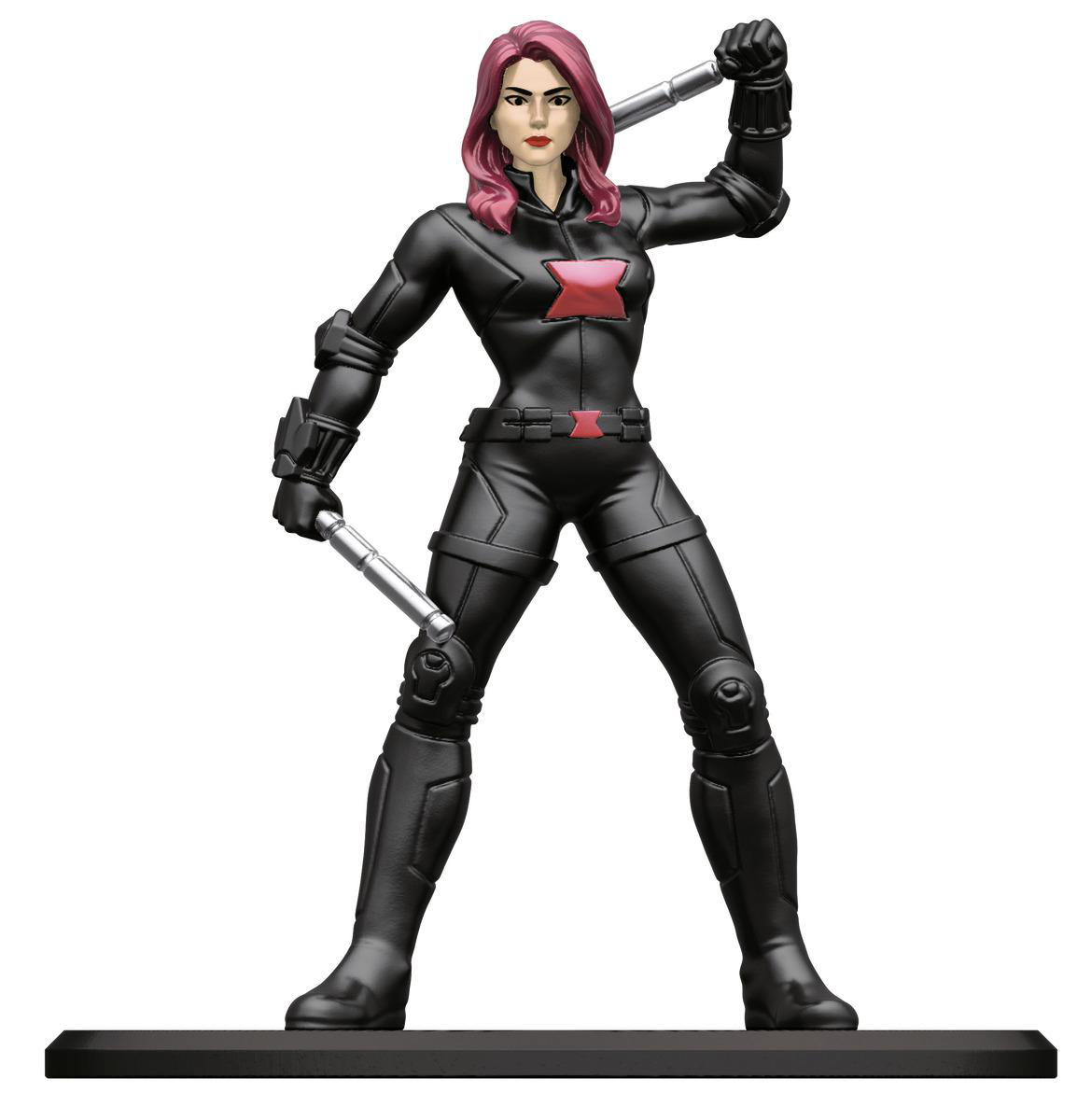 Eine Black Widow-Statue mit pinkfarbenem Haar, die Schlagstöcke hält, in dynamischer Pose auf schwarzer Basis.