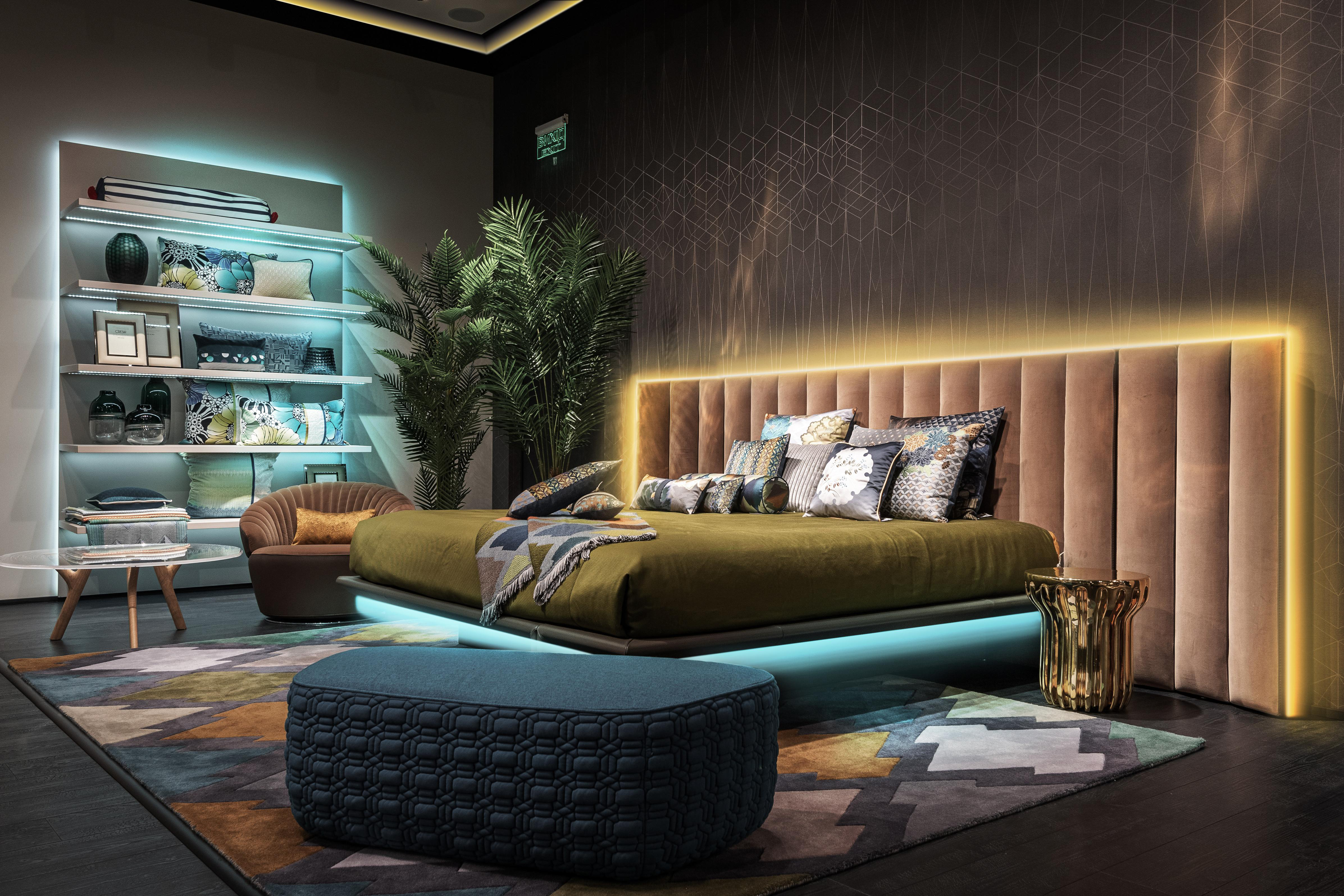 Luxuriöses Schlafzimmer mit Bett, Lampen und Deko. LED-Beleuchtung und Teppich. Modernes Interior Design.