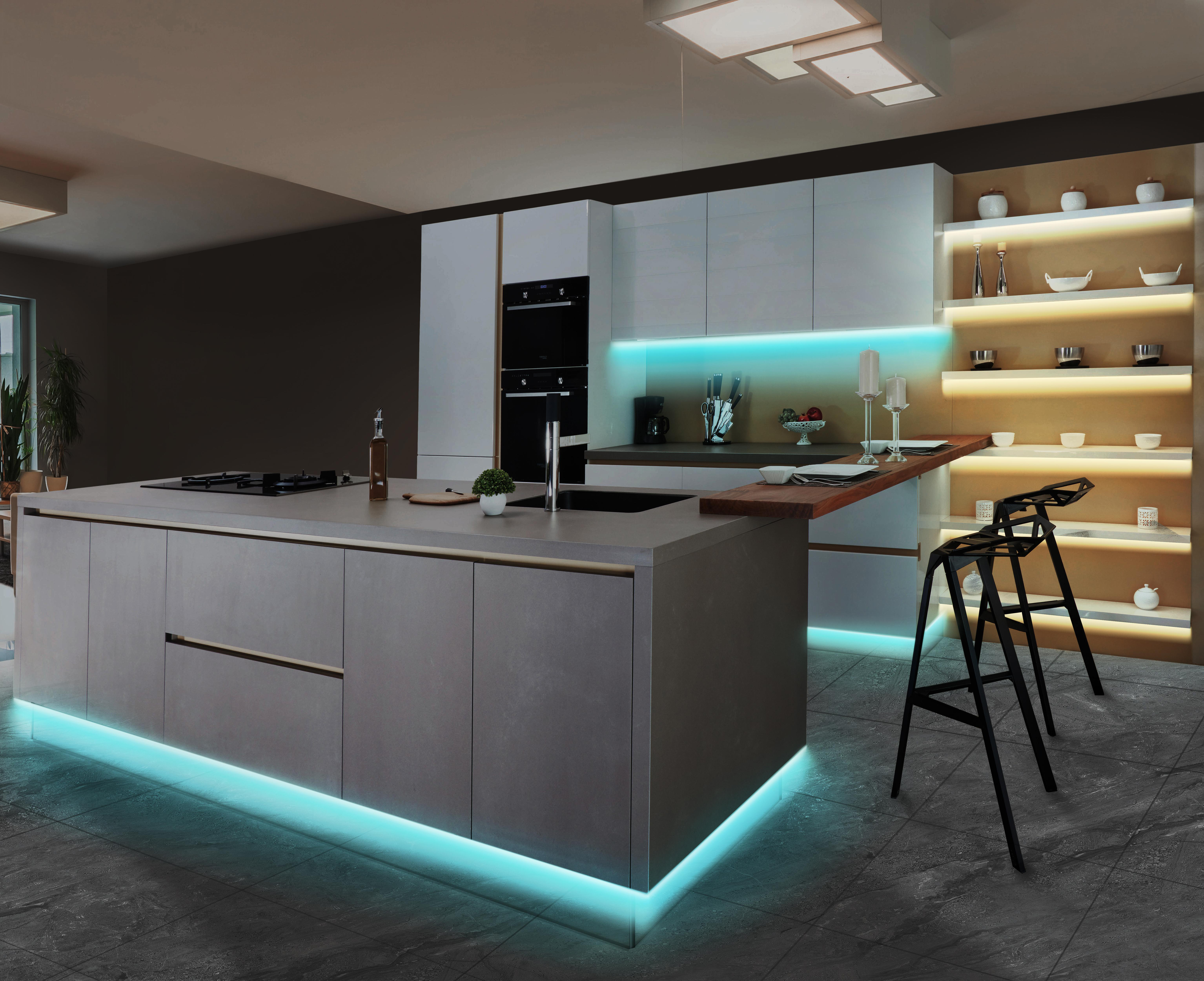 Modernes Kücheninterieur mit grauer Insel und blauen LED-Leuchten. Ein Barbereich und Hocker.