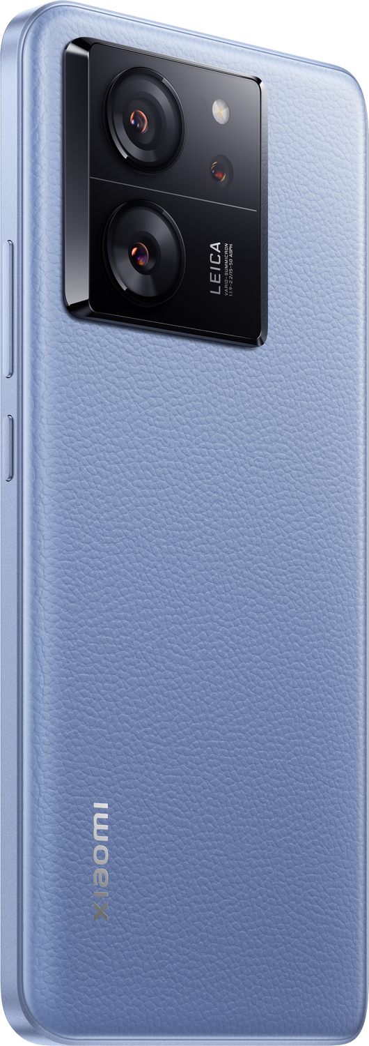 Primer plano de la parte trasera de un teléfono azul con cámara Leica, superficie texturizada y logotipo de Xiaomi.