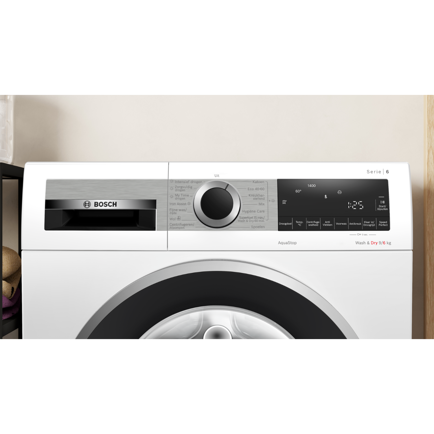 Het bedieningspaneel van een witte wasmachine, met een display en een Bosch-logo op wit.