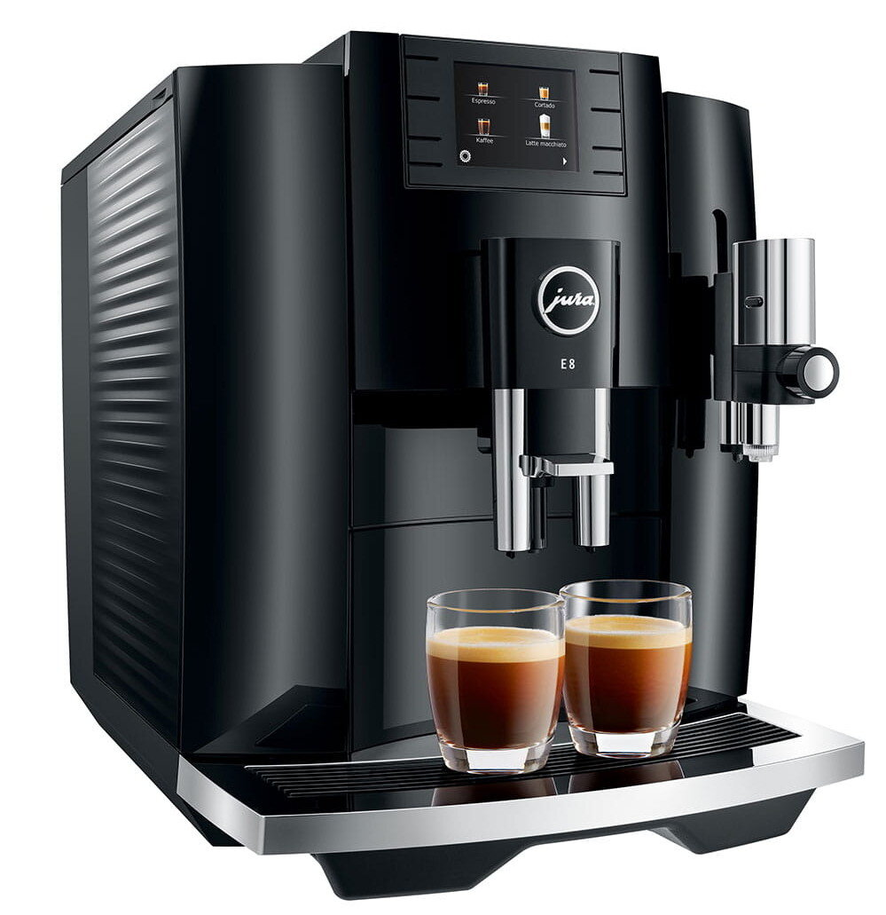 Czarny ekspres do kawy Jura E8. Dwie szklanki espresso na ociekaczu.