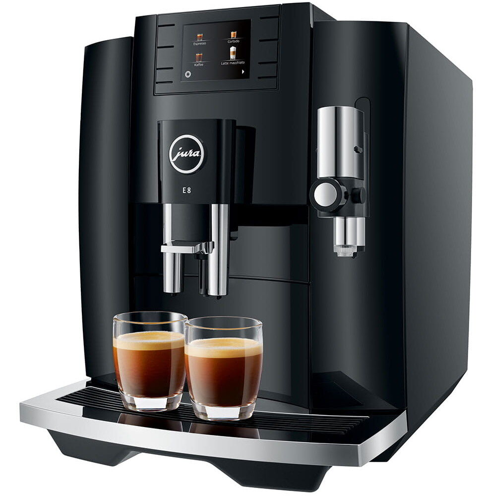 Czarny ekspres do kawy Jura E8 z dwiema filiżankami espresso. Ekran jest włączony.