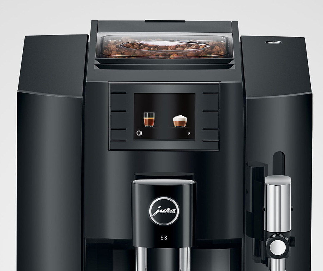 Czarny ekspres do kawy Jura E8. Posiada wyświetlacz i pojemnik na ziarna.