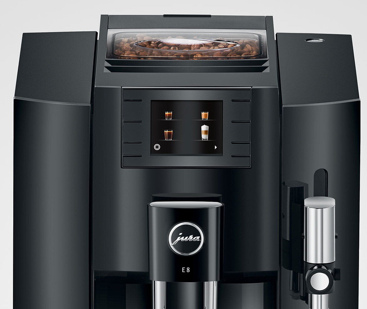 Czarny ekspres do kawy Jura E8 z ekranem dotykowym i przezroczystym pojemnikiem na ziarna.