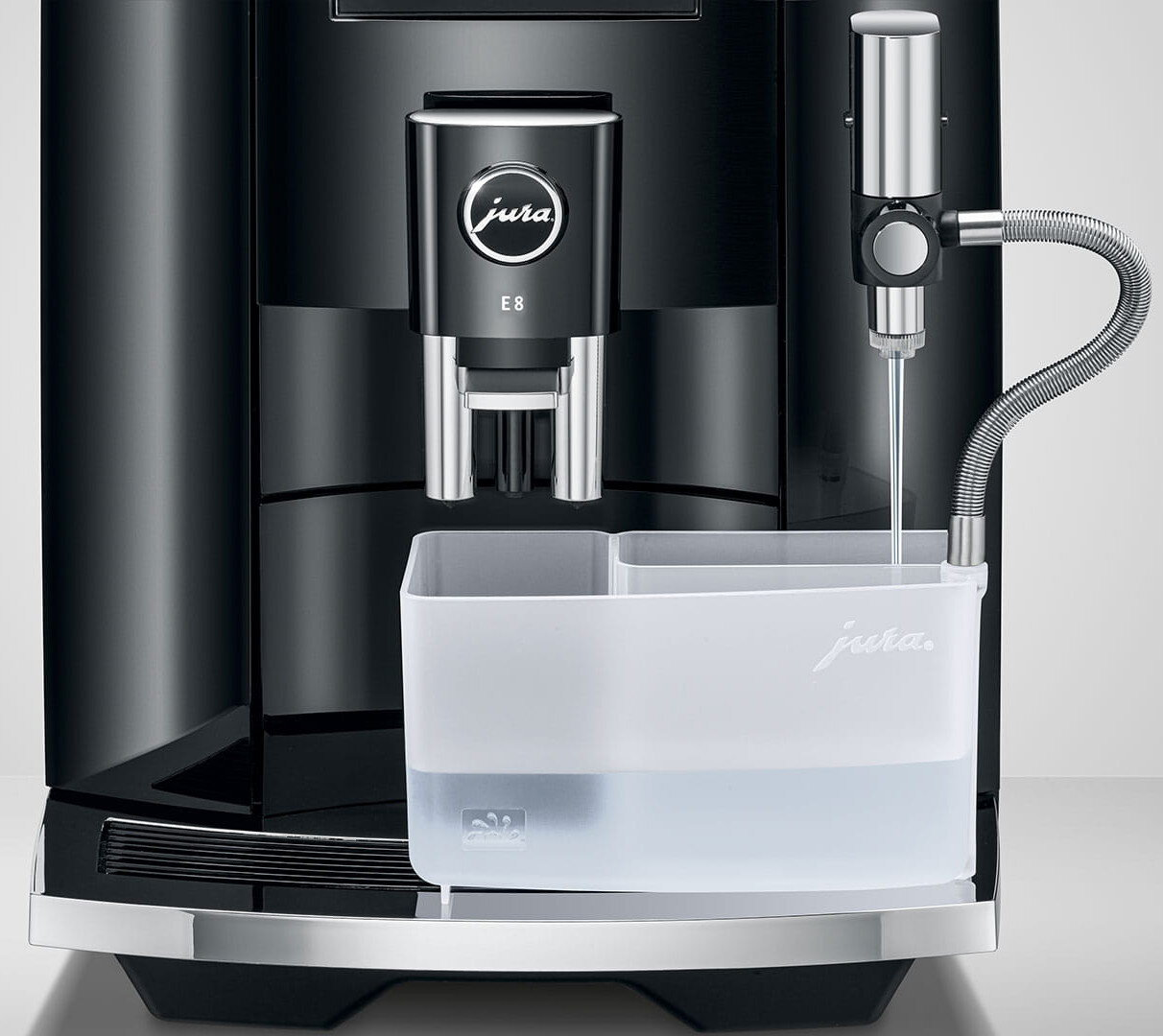 Czarny ekspres do kawy Jura E8 ze zbiornikiem na wodę.