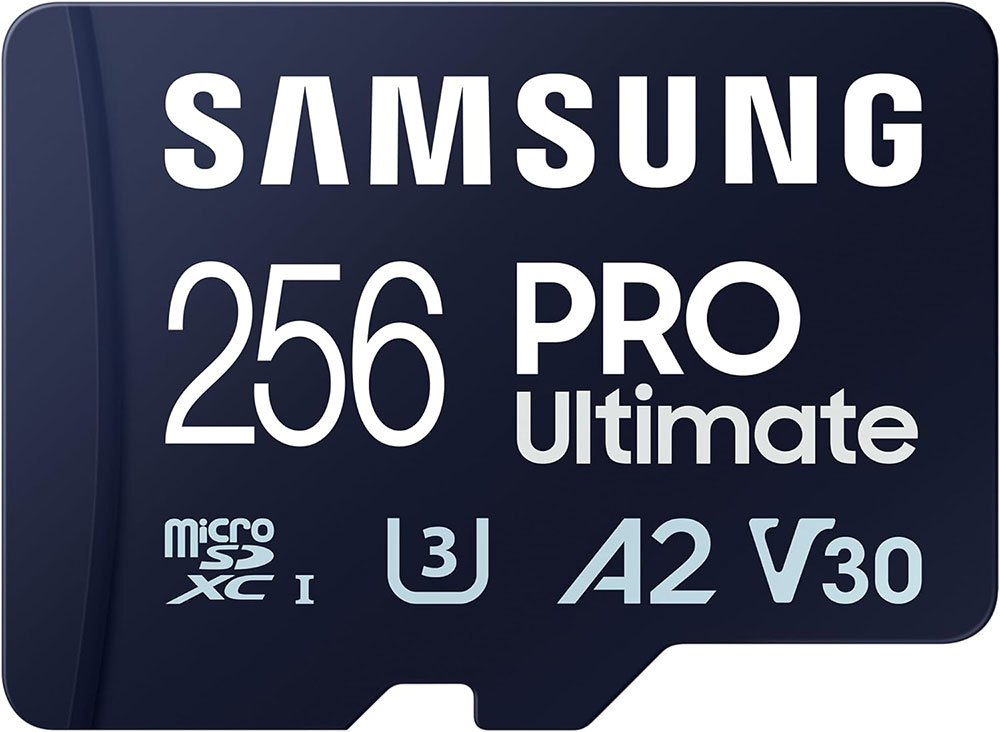 Een zwarte MicroSD-kaart met tekst en logo, tegen een witte achtergrond.