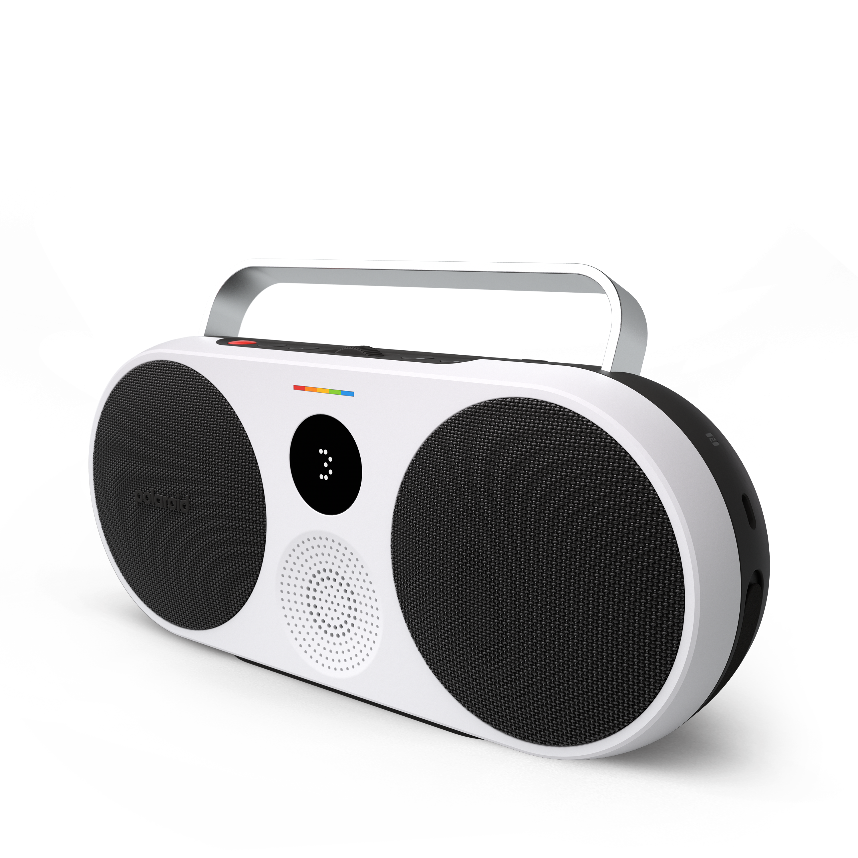 Gümüş saplı ve üç hoparlörlü beyaz ve siyah boombox.
