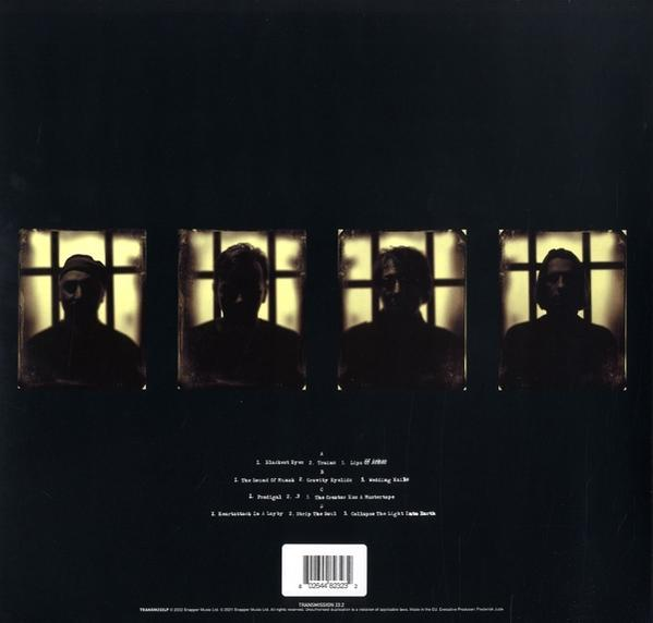 Album-Rückseite mit vier Gesichtern in Fenstern und Titelliste.
