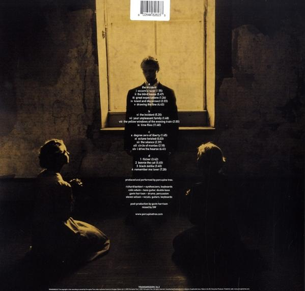 Rückseite eines Vinylalbums. Personen im Hintergrund, Text sichtbar.