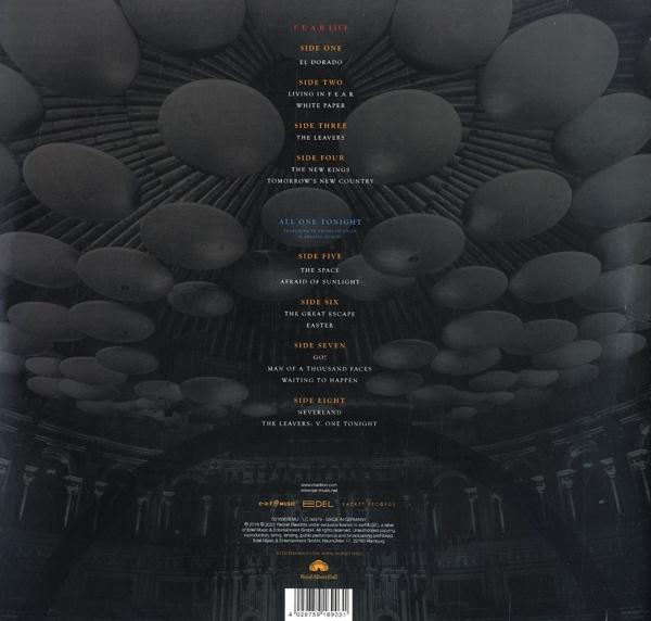 Rückseite einer Schallplatte mit Titellisten und Credits. Dunkler Hintergrund mit Steindesign.