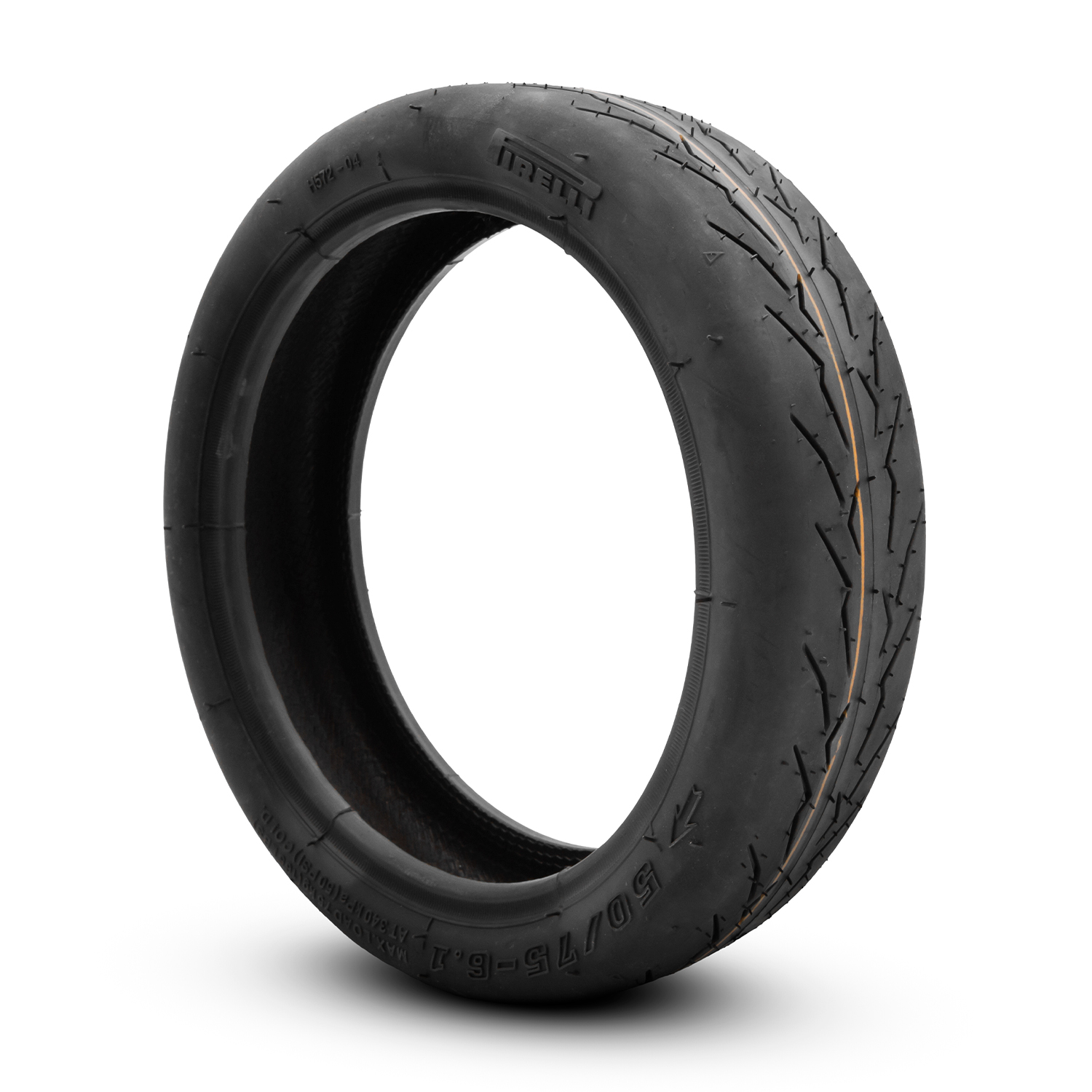 Pneumatico Pirelli nero. Vista laterale. Battistrada visibile. Sfondo bianco.