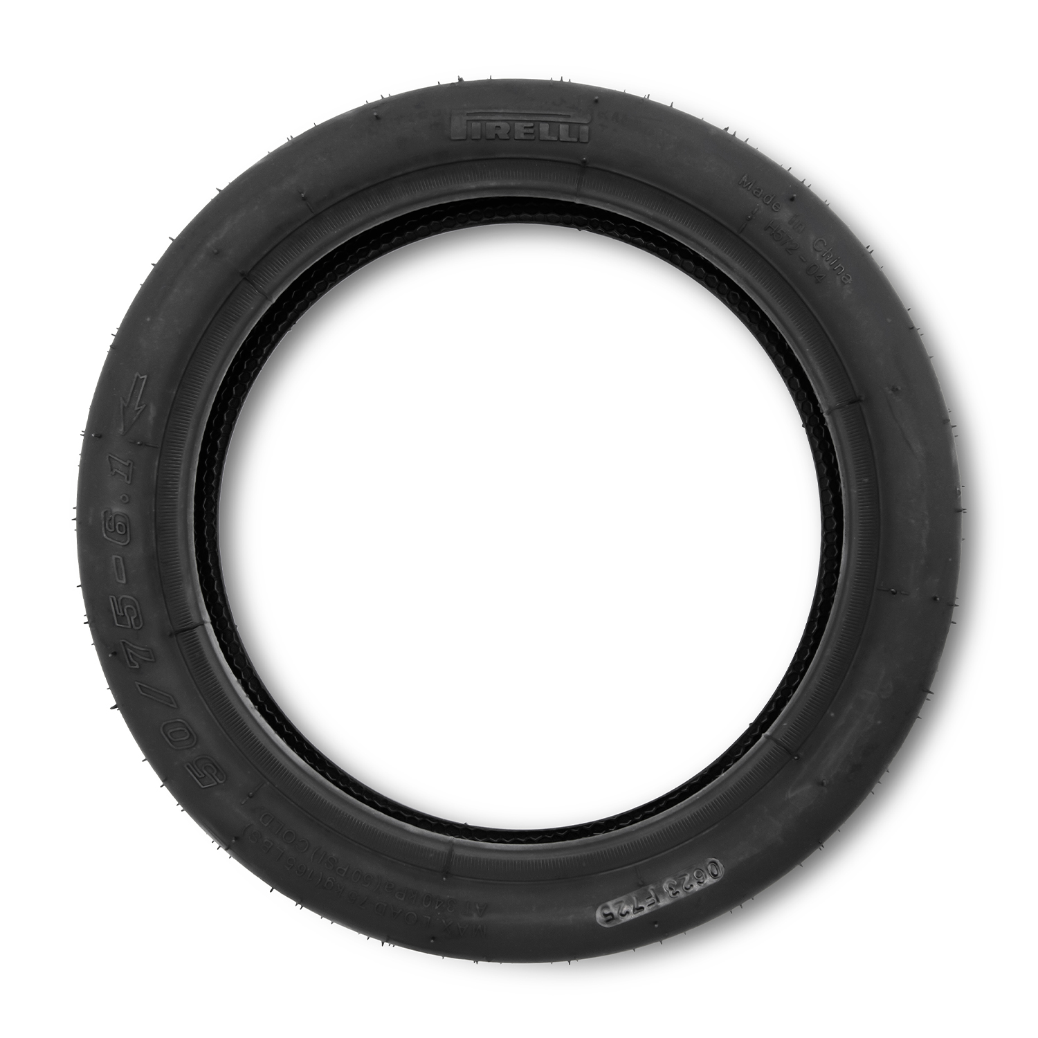 Pneumatico nero, forma circolare. Testo Pirelli sul pneumatico. Sfondo bianco.