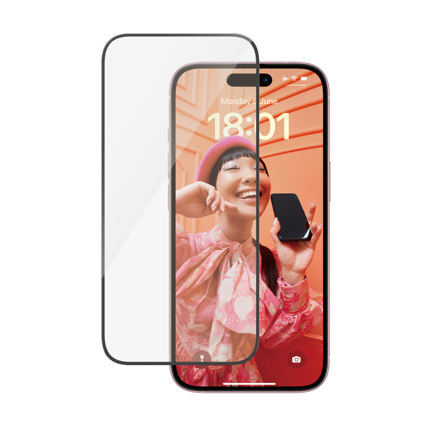 Een vrouw die een zwarte telefoon met een schermbeschermer vasthoudt, een telefoon met een roze achtergrond ernaast.