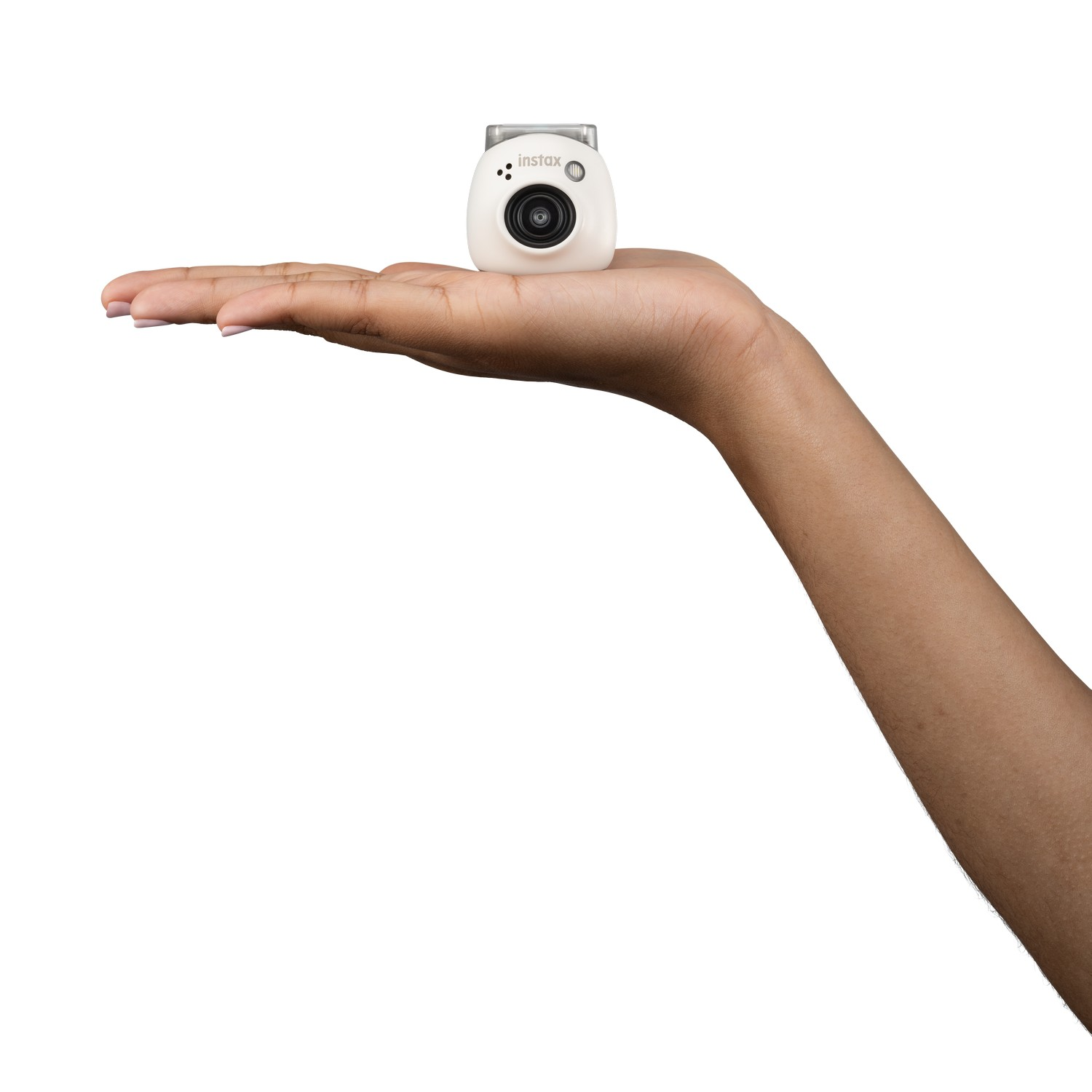 Close-up van een zwarte telefoon met drievoudige cameralenzen.