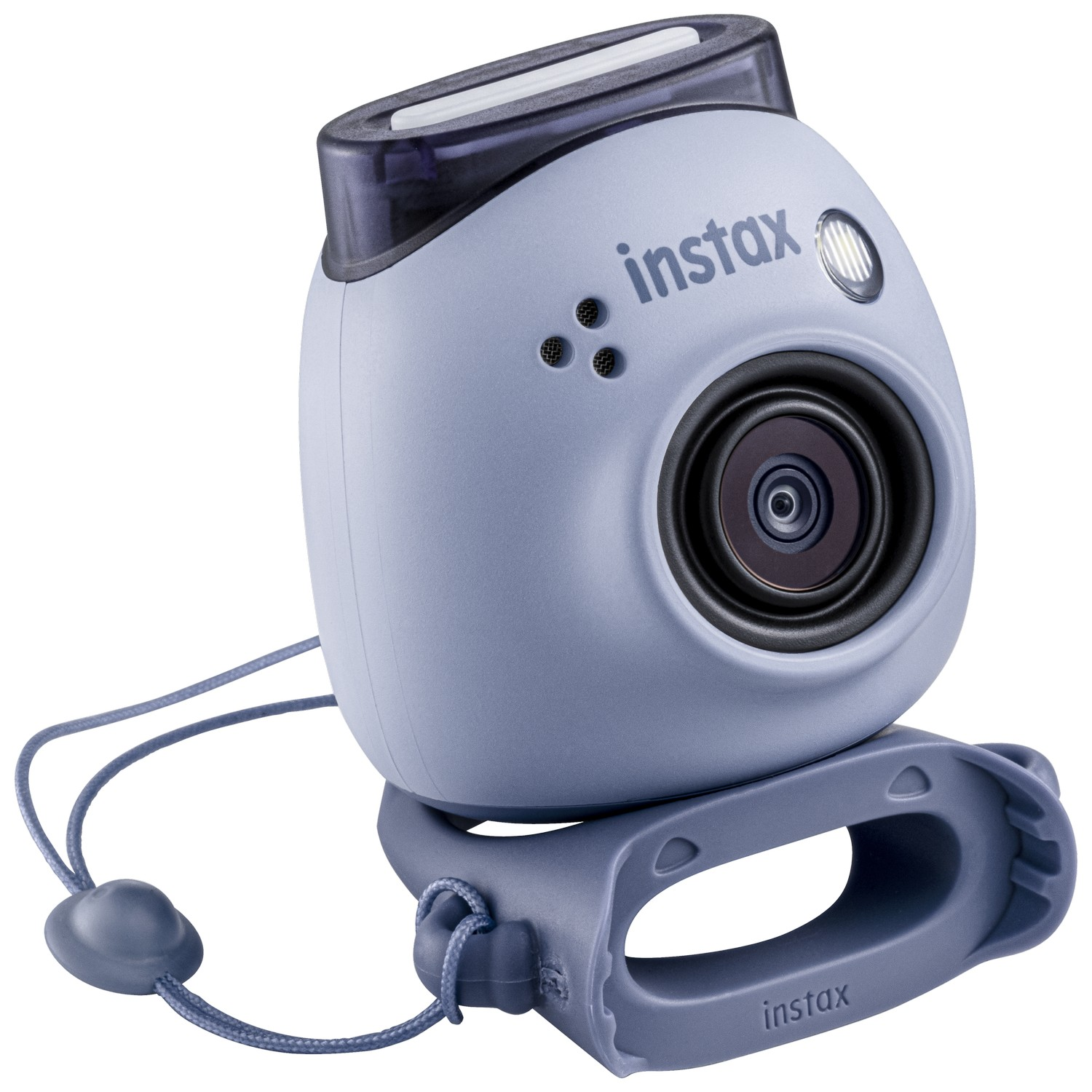 Lichtblauwe Instax camera met bijpassende riem en handgreep. Donkere lens en flitser zichtbaar.