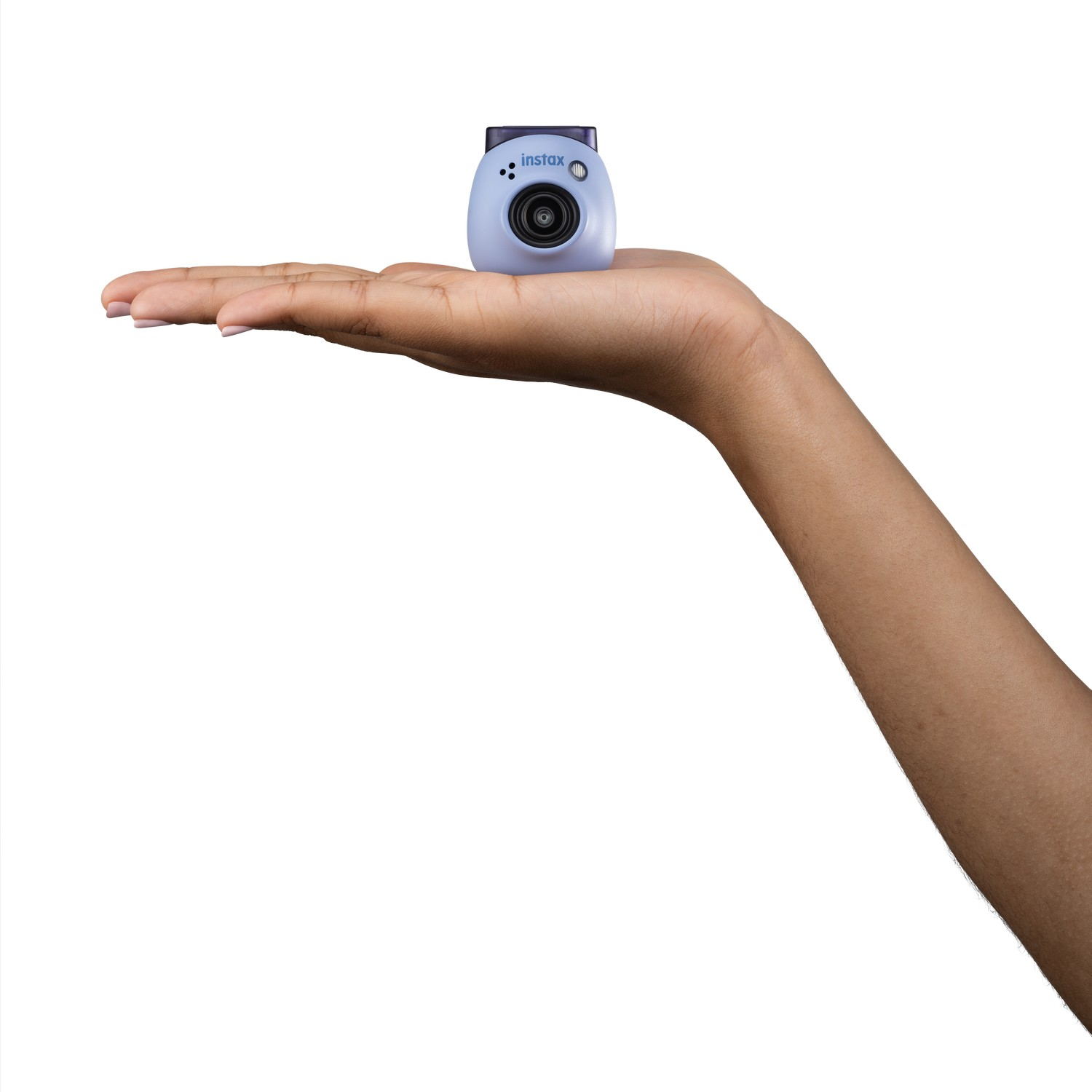 Een hand die een kleine lichtblauwe Instax-camera vasthoudt, tegen een witte achtergrond.