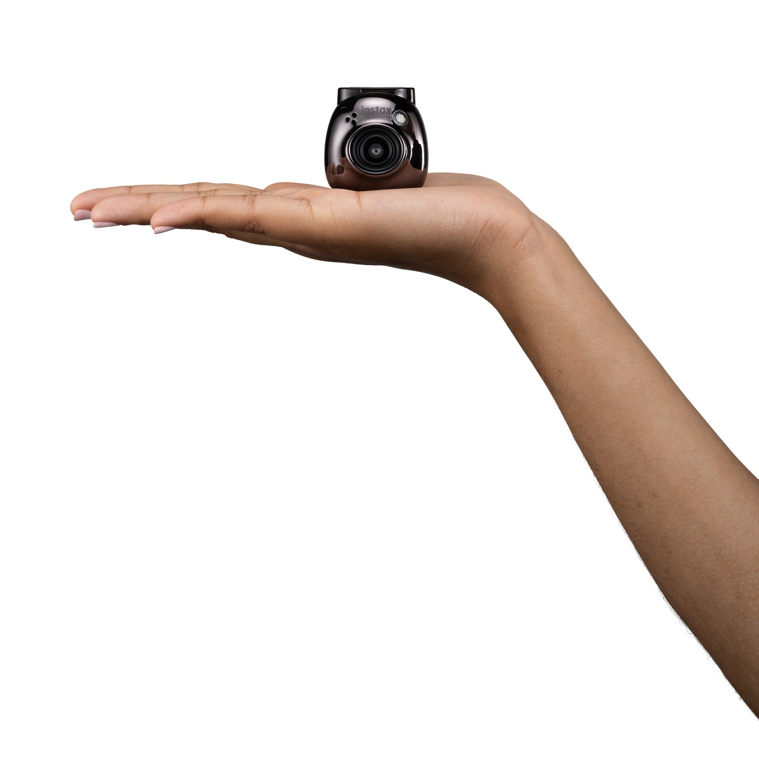 Hand die een kleine, zwarte camera vasthoudt. Witte achtergrond.