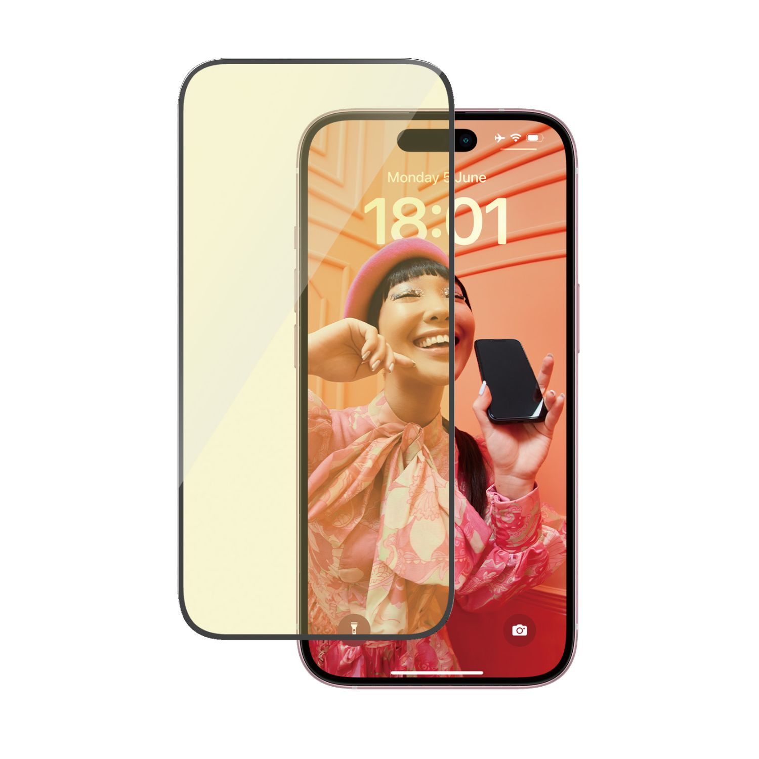 iPhone met schermbeschermer, toont een lachende vrouw met een telefoon, roze achtergrond.