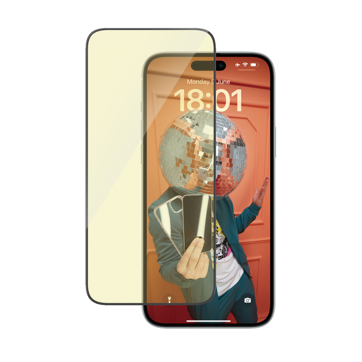 Een telefoon met een schermbeschermer die een discobal toont, persoon op de achtergrond.