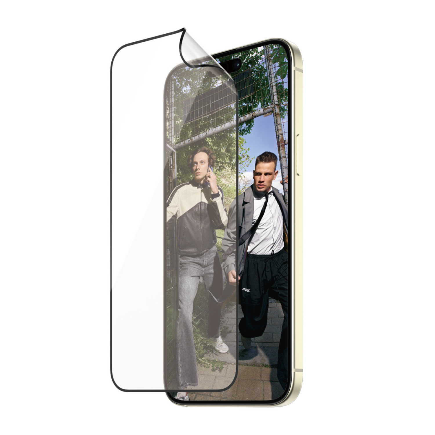 Een telefoon met een schermbeschermer, met twee mannen in een parkachtige omgeving.