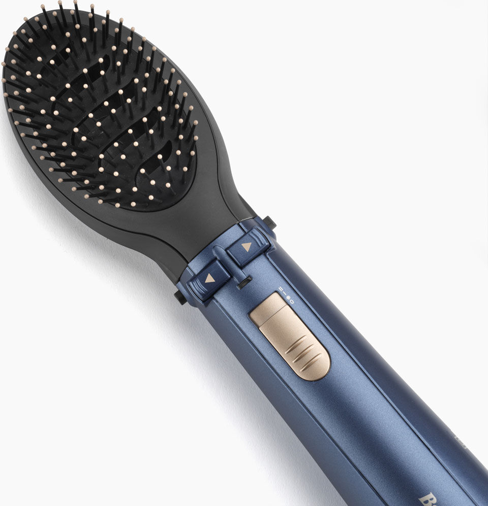 Una spazzola per capelli blu e nera con una testina rotonda.