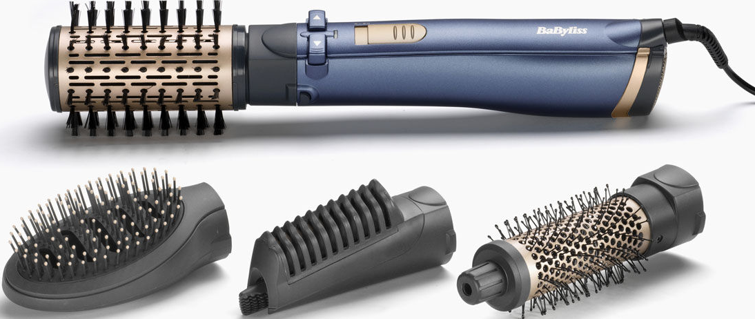 Una spazzola per lo styling dei capelli con più accessori su uno sfondo bianco. La spazzola è blu e oro.