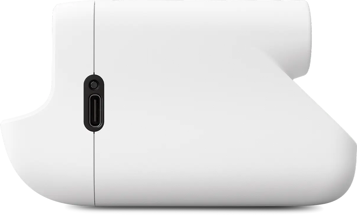 Weiße Kamera, Seitenansicht. Es hat einen USB-C-Anschluss. Die Kamera hat eine gebogene, abgerundete Form.