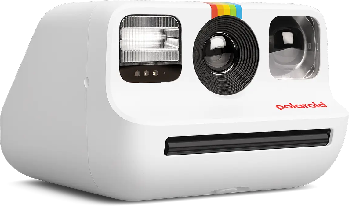 Weiße Polaroid Kamera mit Regenbogenstreifen und Objektiv auf schwarzem Grund.