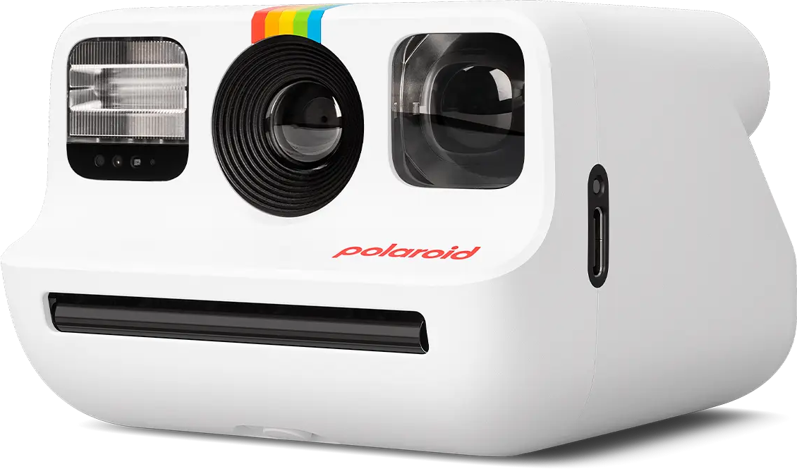 Weiße Polaroid-Kamera mit Regenbogenstreifen, drei Objektiven und Markennamen in Rot.