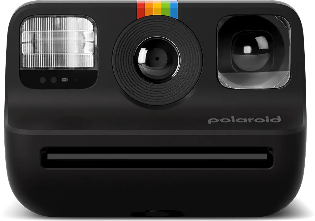 Schwarze Polaroid-Kamera mit Regenbogenstreifen. Verfügt über Blitz, Objektiv und einen Schlitz für Fotos.
