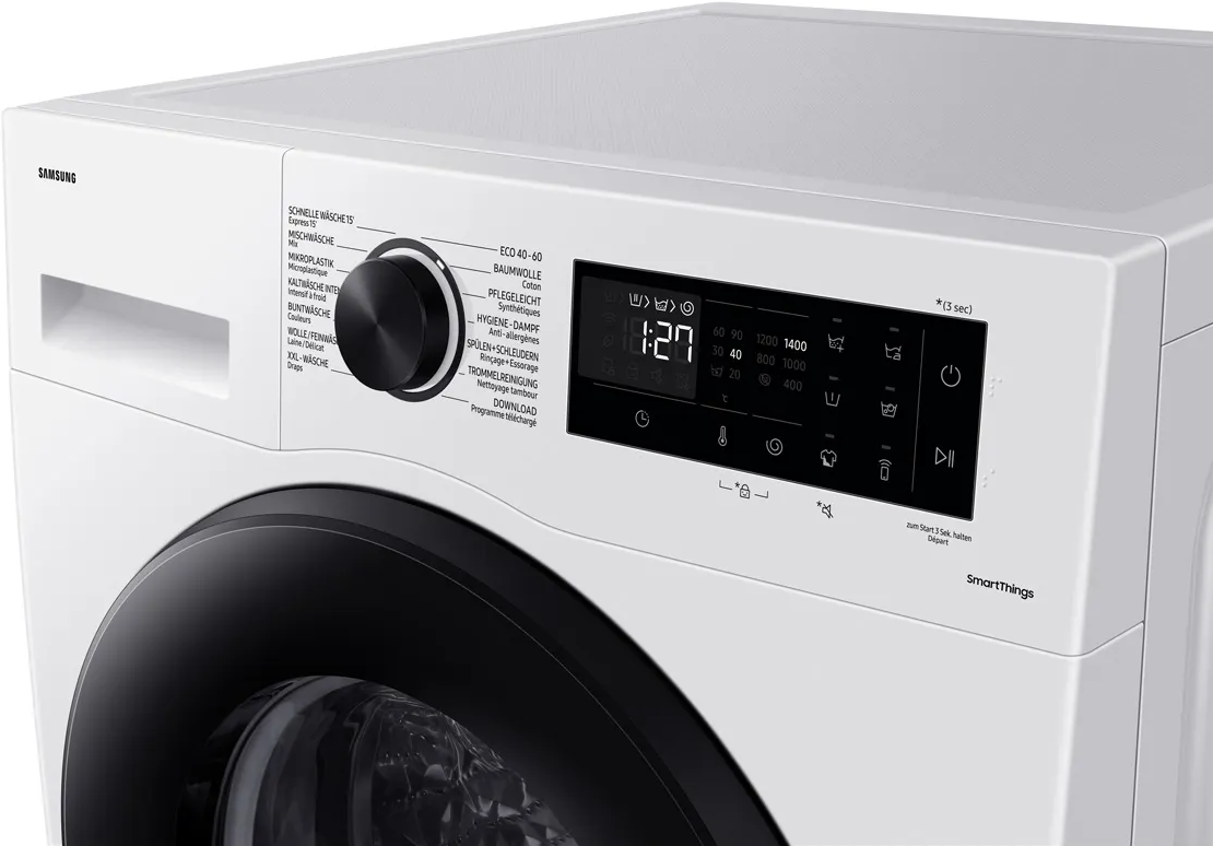 Un lave-linge blanc avec des accents noirs, affichant l'heure et les réglages.