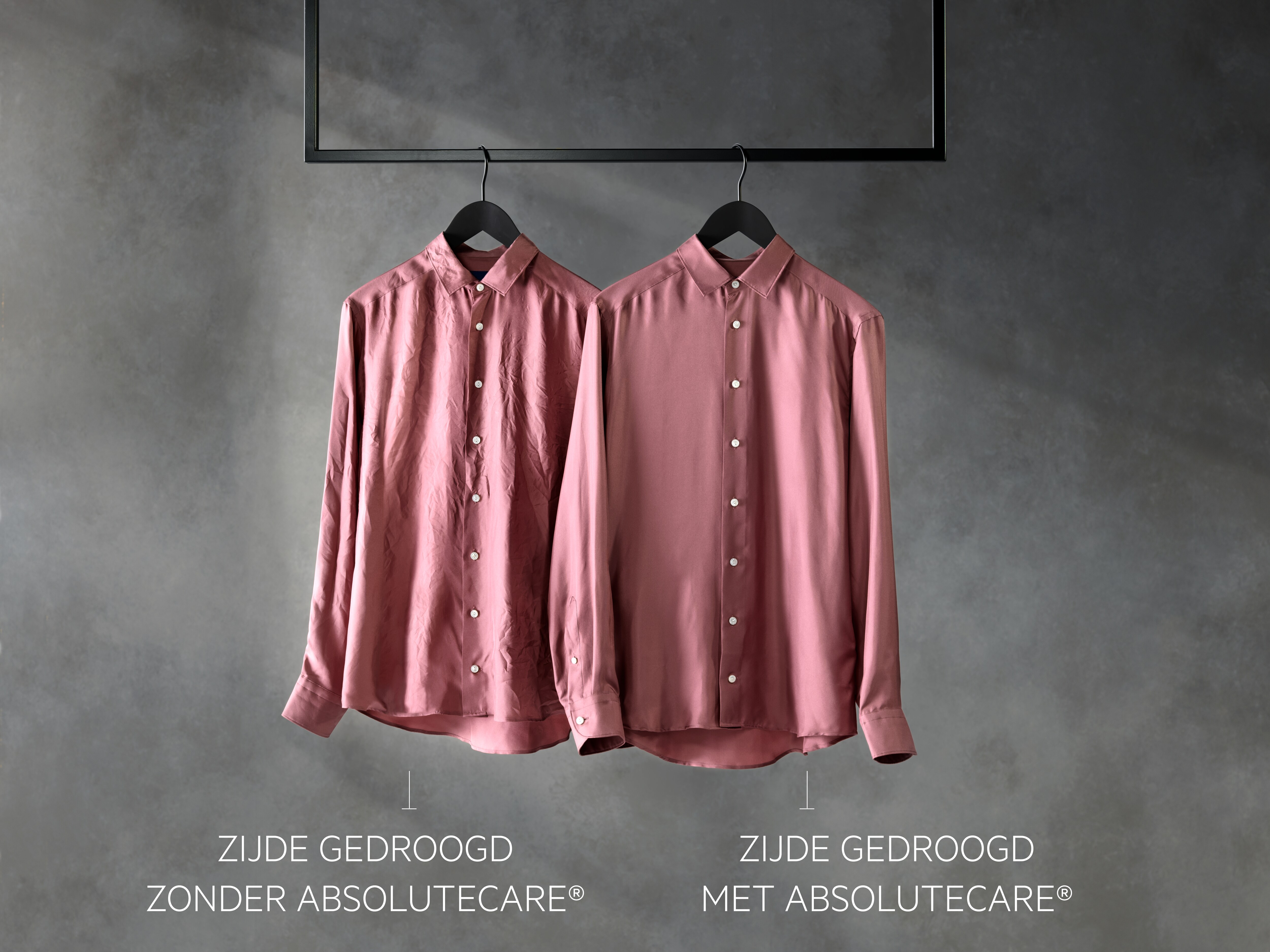 Twee roze shirts, een gekreukt, de andere glad. Tekst in het Nederlands. Donkergrijze achtergrond.
