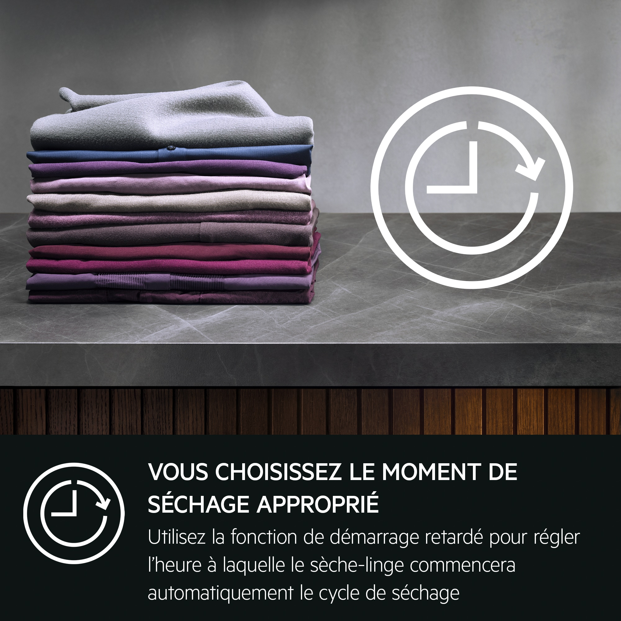 Pile de vêtements pliés colorés sur un comptoir avec une icône de minuterie, texte sur le réglage du temps de séchage.