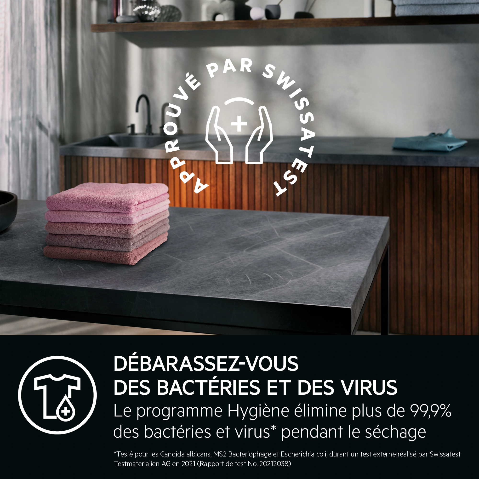 Pile de serviettes roses sur une table noire avec texte sur l'élimination des bactéries et virus.