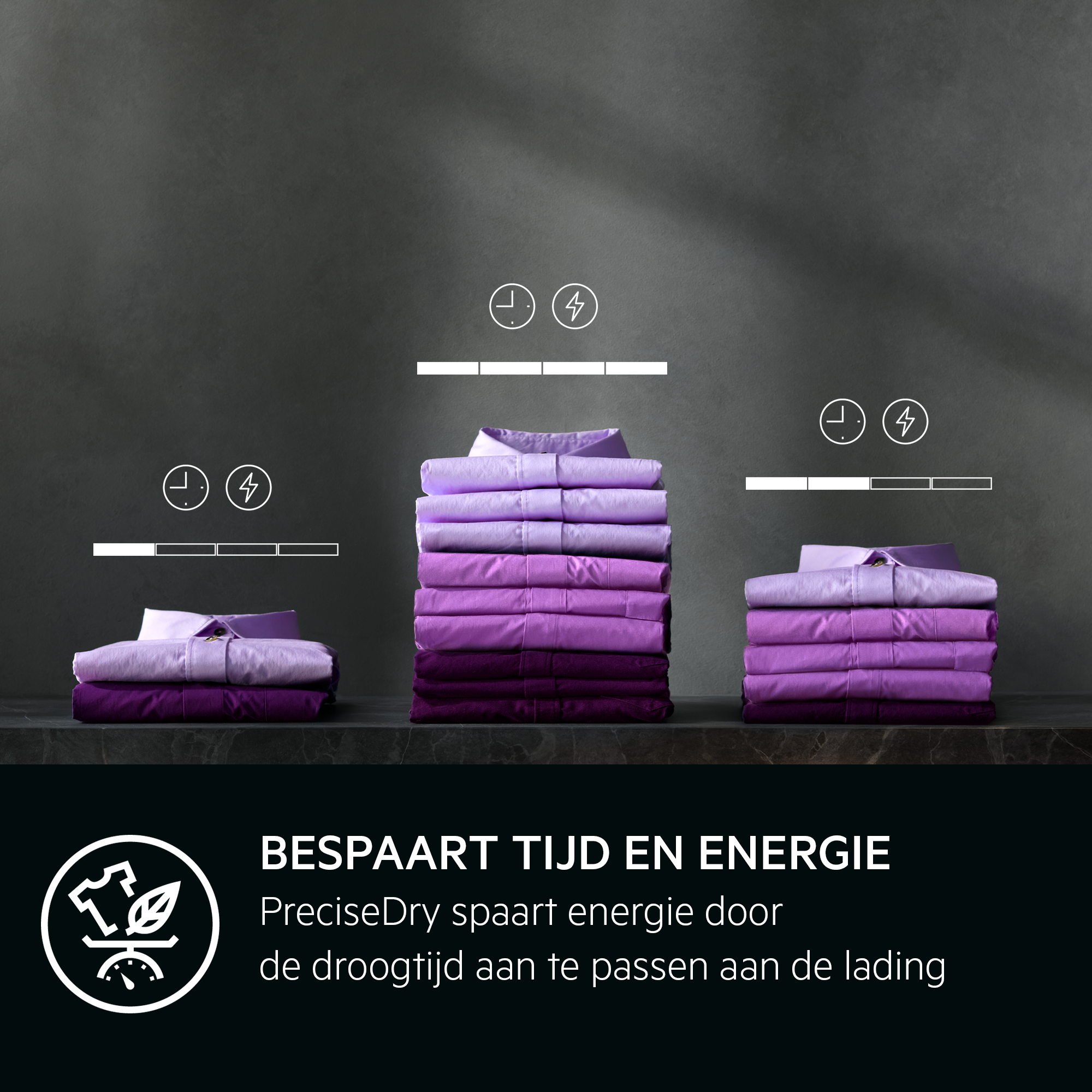 Stapel gevouwen shirts in verschillende paarse tinten, tekst over tijds- en energiebesparing en een wassymbool.