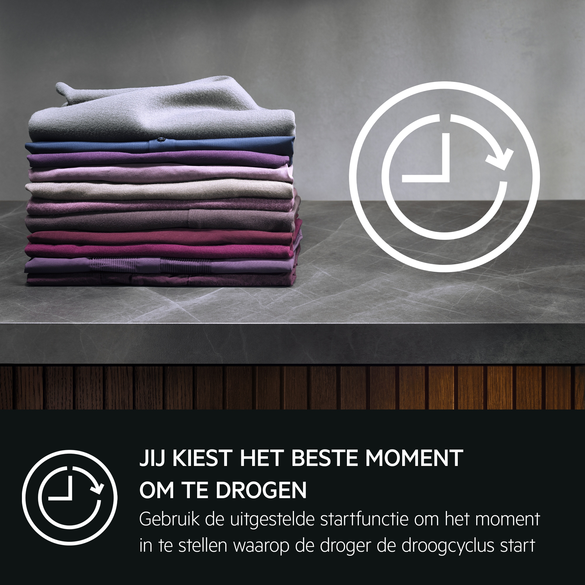 Stapel opgevouwen kleding op een aanrecht, met tekst en een klokicoon.