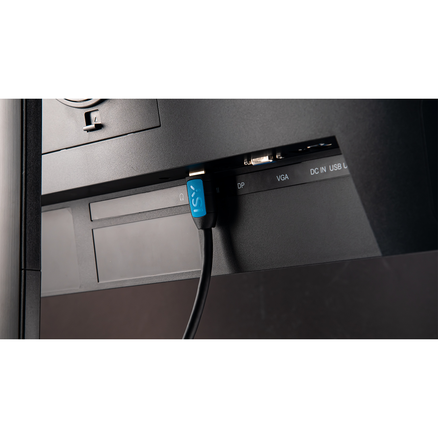 Cavo nero collegato a un monitor nero con porte DP, VGA e USB.