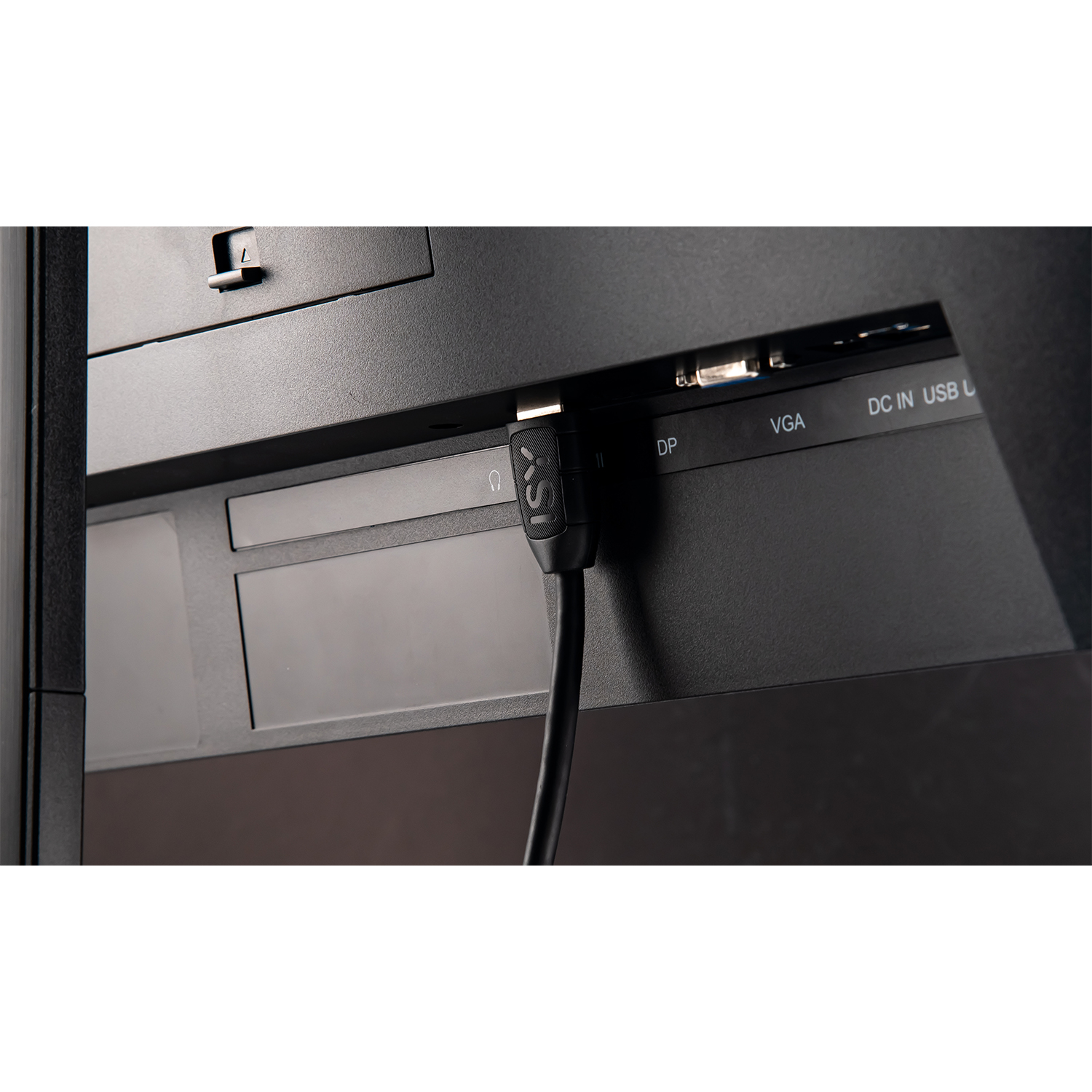 Retro del monitor nero con porte DP, VGA, DC IN, USB. Un cavo nero collegato.