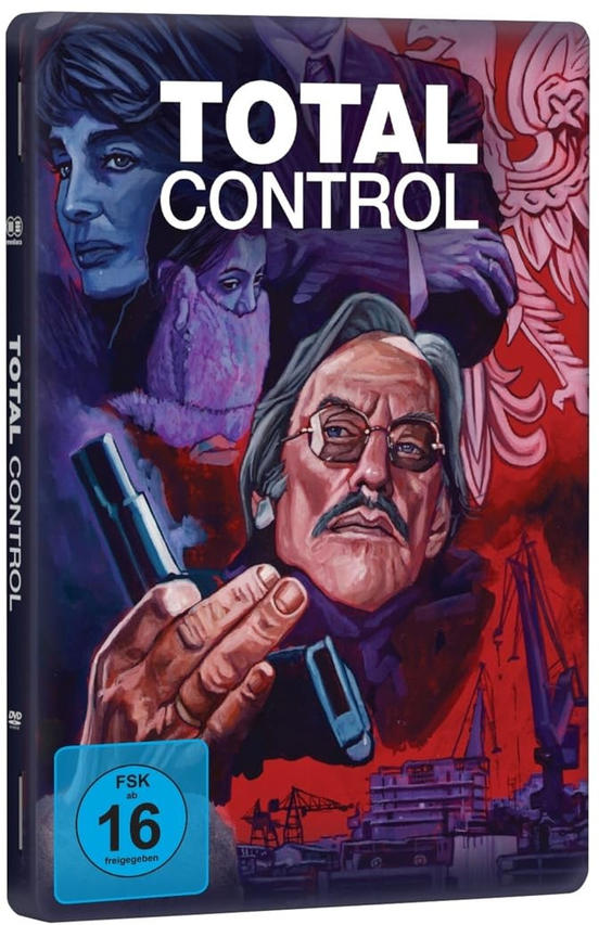 Ein DVD-Cover mit einem Mann mit Brille, einer Frau und den Worten 'TOTAL CONTROL'.