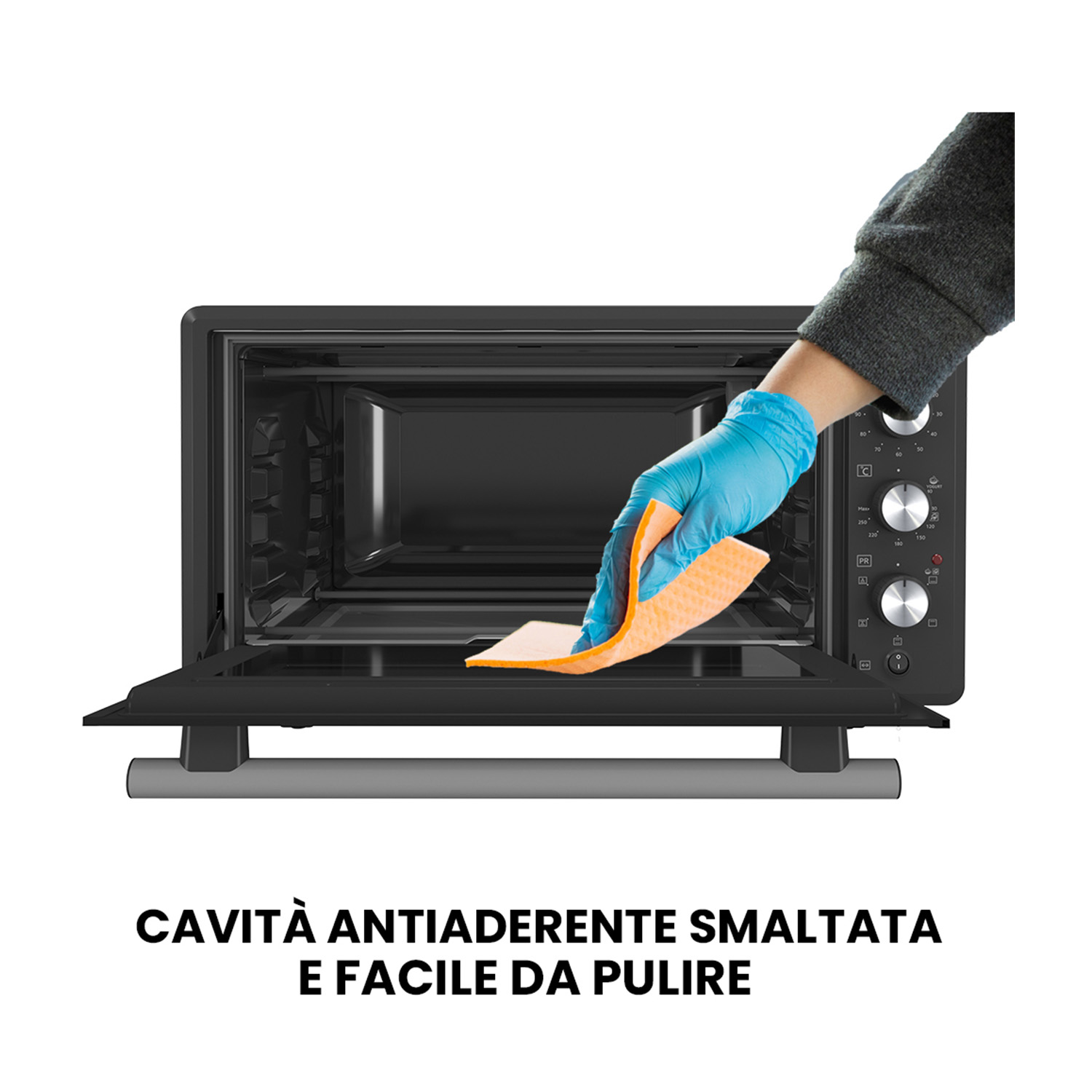 Una mano con un guanto blu pulisce l'interno di un forno con una spugna arancione, testo sotto.