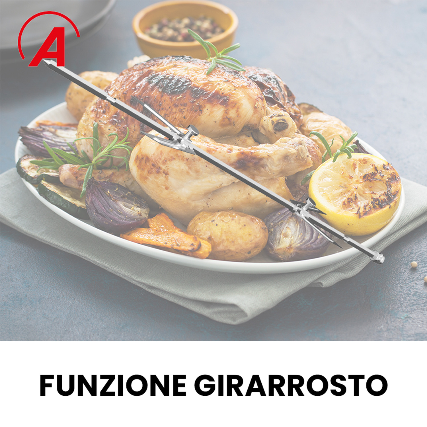 Pollo arrosto su un piatto con verdure. Sopra uno spiedo rotante con la lettera A rossa.