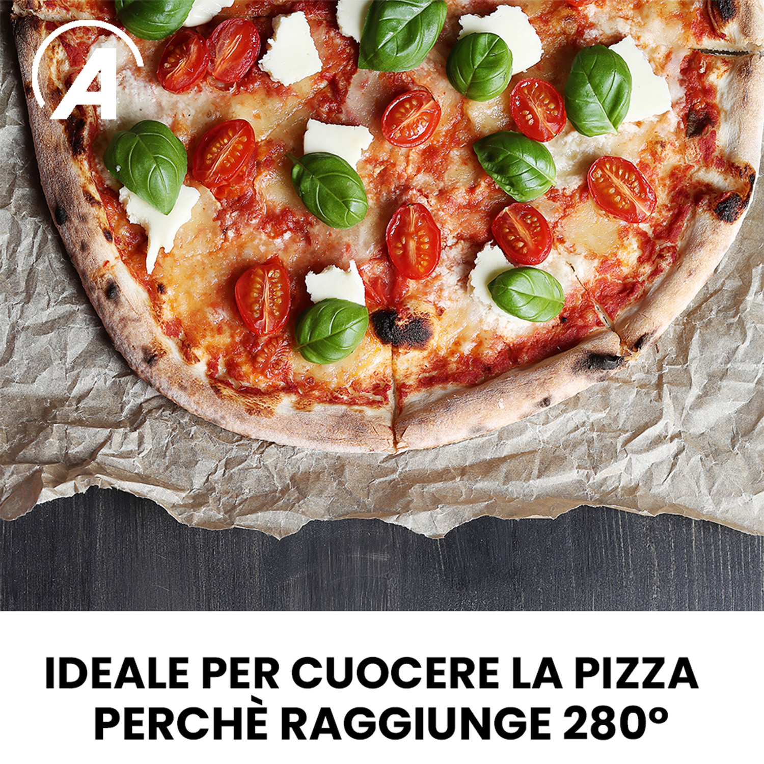Pizza con pomodori, basilico e mozzarella su carta forno.