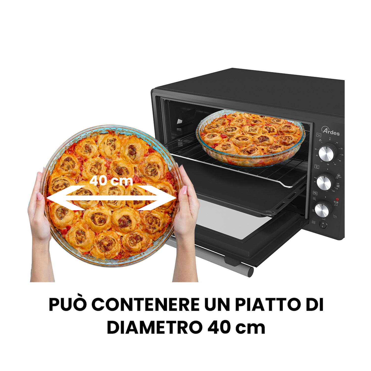 Una pirofila con cibo all'interno, con le mani che la tengono. Un forno sullo sfondo.