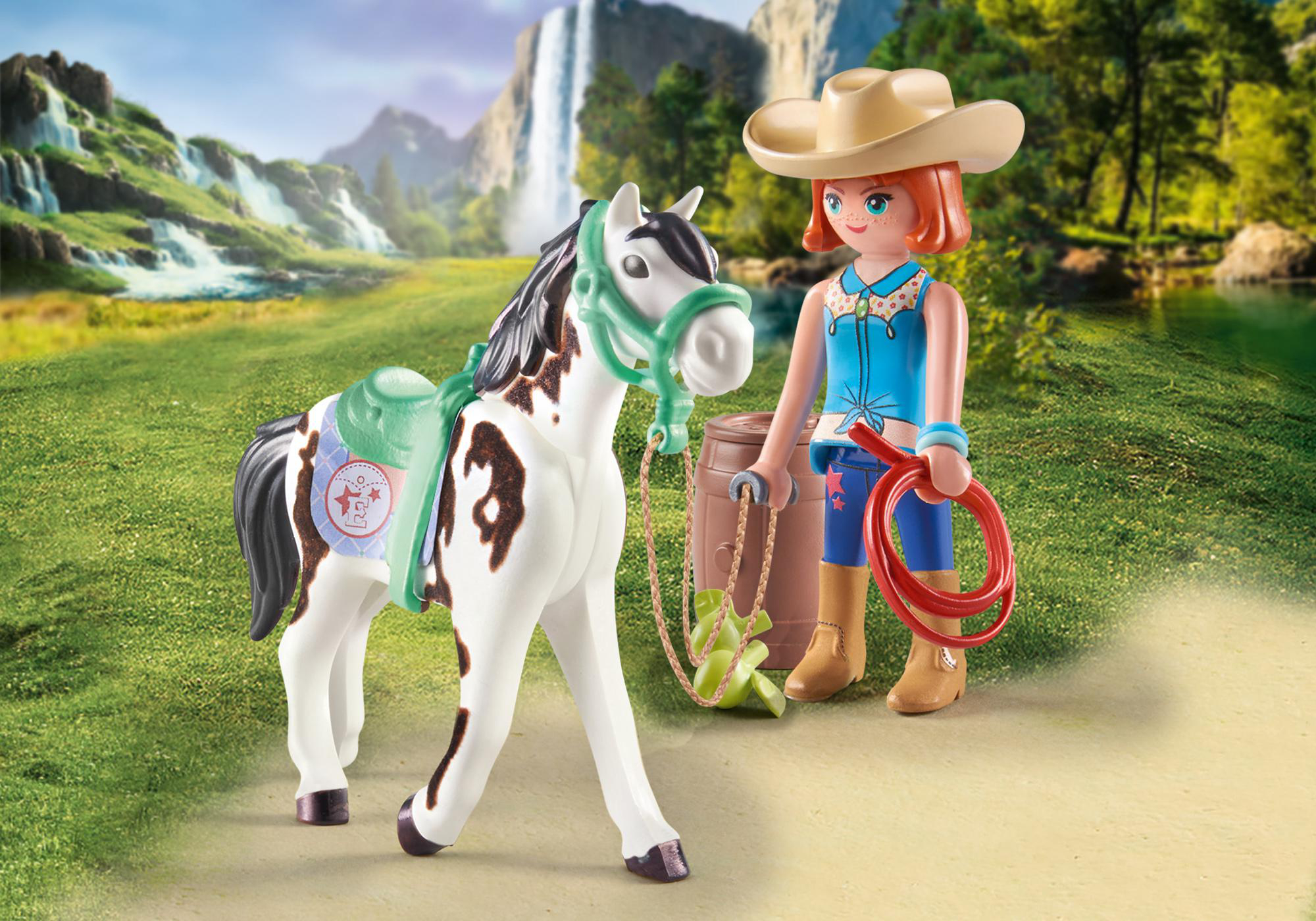 Spielzeug-Cowgirl mit Pferd, Fass und Seil, vor einer malerischen Kulisse.
