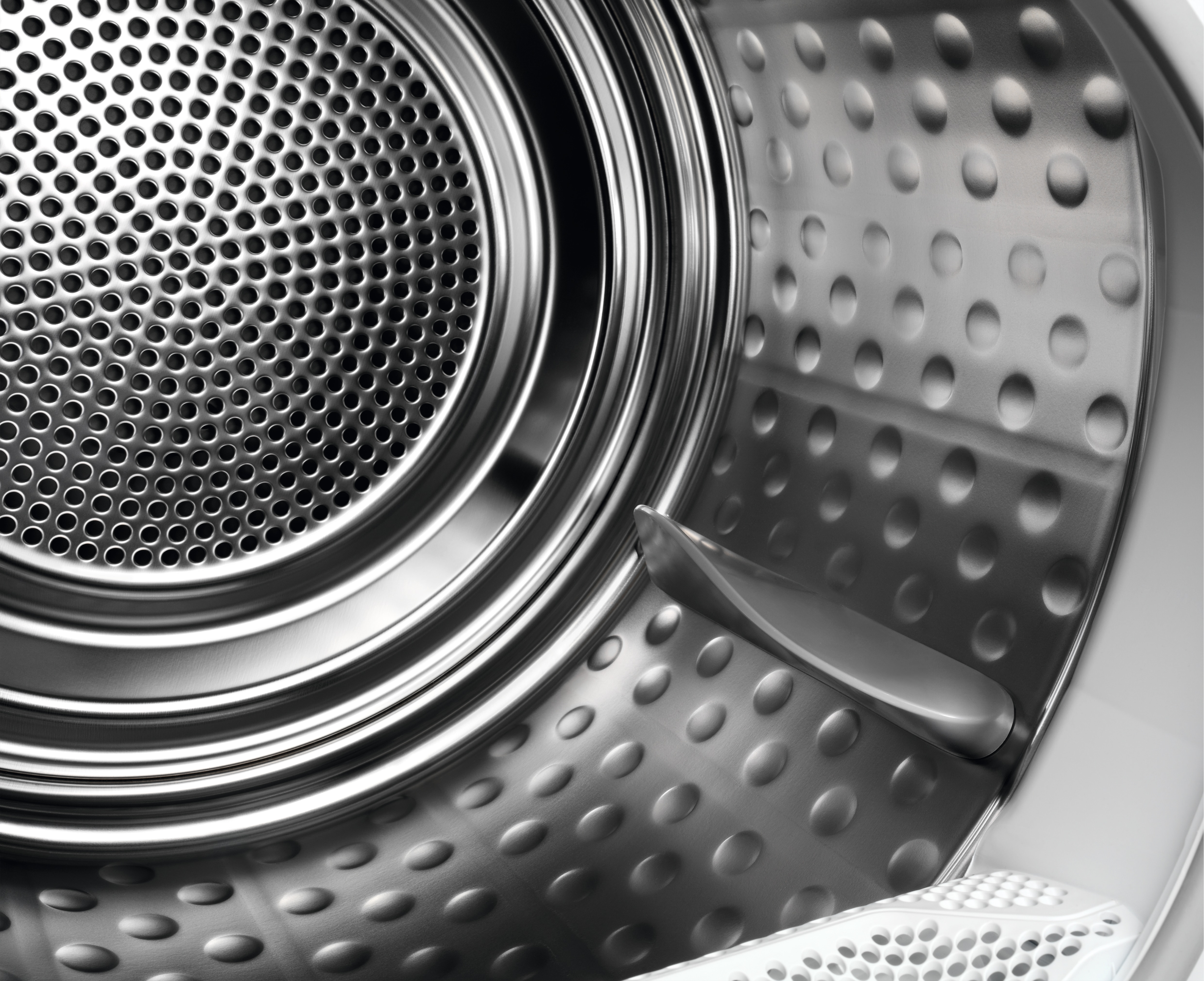 Intérieur d'un tambour de sèche-linge avec un intérieur en acier inoxydable.